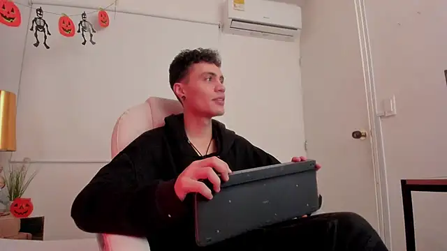 Snapshot of dark_sun302 chatting on 10/30/25, 09:26 dark sun302 online show from 10/30/25, 09:26