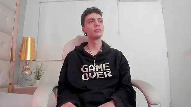 Snapshot of dark_sun302 chatting on 11/21/25, 12:32 dark sun302 online show from 11/21/25, 12:32