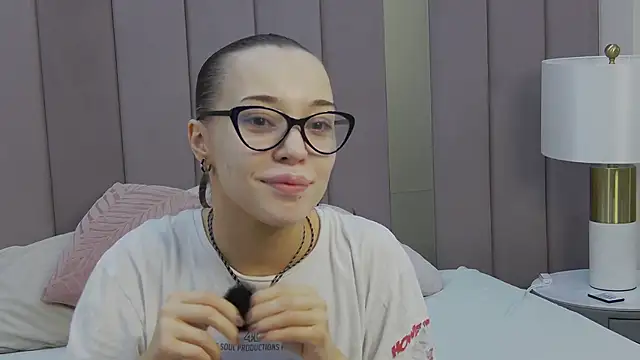 ZoeyNeal online show from 04/05/26, 02:03