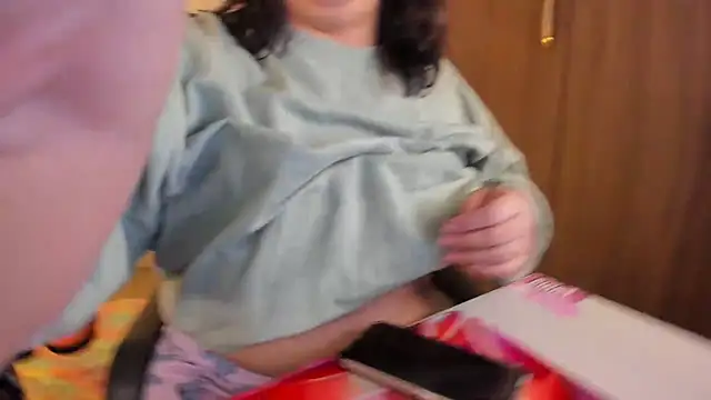 Snapshot of Verolake chatting on 12/04/25, 11:57 Verolake online show from 12/04/25, 11:57