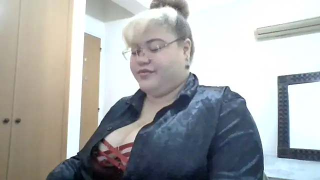 Snapshot of GoddessMocha chatting on 09/25/25, 01:04 GoddessMocha online show from 09/25/25, 01:04