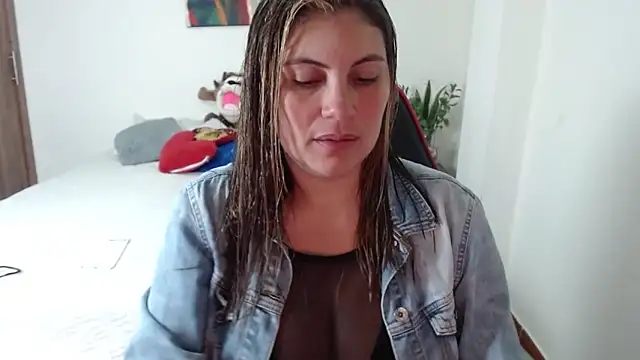 Snapshot of Secret_Bella chatting on 11/07/25, 11:32 Secret Bella online show from 11/07/25, 11:32