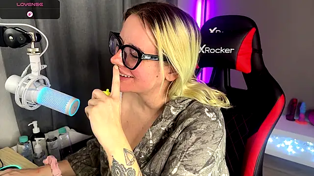 Snapshot of Charlies_world chatting on 10/06/25, 07:11 Charlies world online show from 10/06/25, 07:11