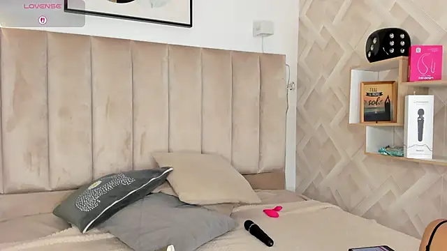 Clhoe Johnson online show from 10/21/25, 01:01