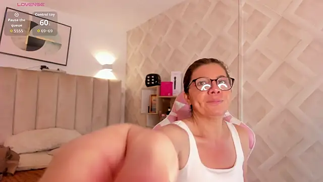 Clhoe Johnson online show from 02/17/26, 12:34