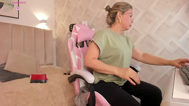 Clhoe Johnson online show from 04/11/26, 12:31