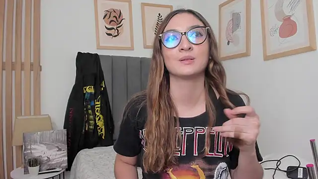 Snapshot of Alice_Dickinssonn chatting on 12/14/25, 09:19 Alice Dickinssonn online show from 12/14/25, 09:19