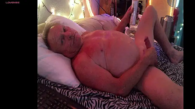 Pussyeat2please online show from 04/15/26, 05:31