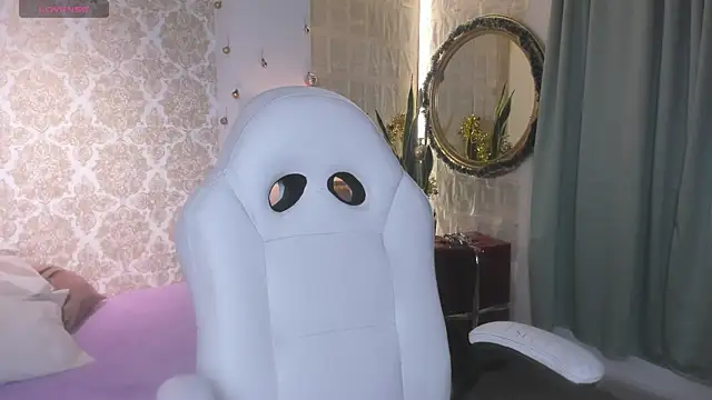 LilyThea online show from 12/18/25, 09:32