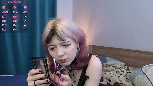 Snapshot of TaiteBeat chatting on 12/18/25, 06:03 TaiteBeat online show from 12/18/25, 06:03