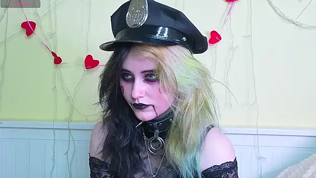 Snapshot of PortiaHedge chatting on 10/31/25, 06:31 PortiaHedge online show from 10/31/25, 06:31