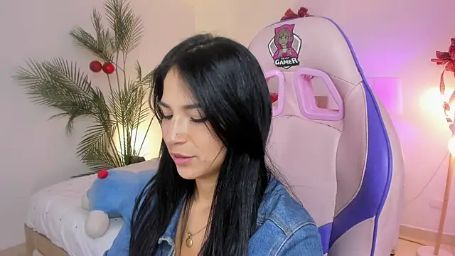 Snapshot of Hadid_Jimenez_ chatting on 12/18/25, 04:46 Hadid Jimenez online show from 12/18/25, 04:46