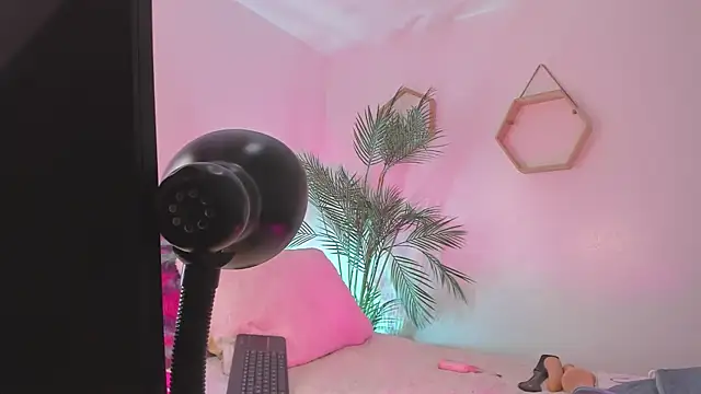 Hadid Jimenez  online show from 04/16/26, 07:47