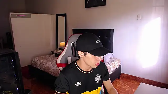 Snapshot of santiago_cutex chatting on 06/22/26, 12:13 santiago cutex online show from 06/22/26, 12:13
