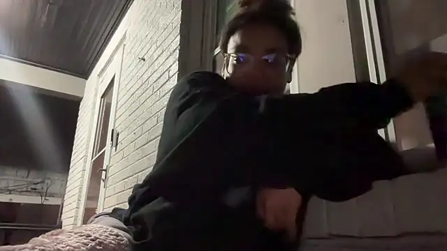 Snapshot of zahrabliss chatting on 09/14/25, 04:11 zahrabliss online show from 09/14/25, 04:11