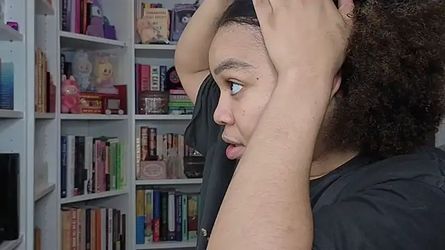 Snapshot of zahrabliss chatting on 10/23/25, 12:43 zahrabliss online show from 10/23/25, 12:43