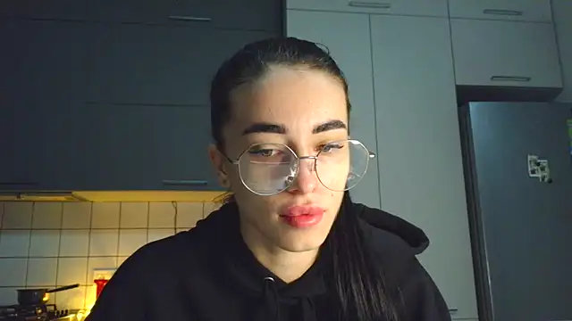 Snapshot of EvaMelnik chatting on 10/08/25, 03:42 EvaMelnik online show from 10/08/25, 03:42