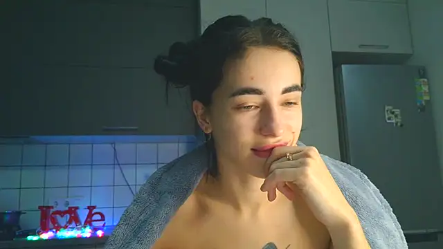 Snapshot of EvaMelnik chatting on 10/19/25, 05:46 EvaMelnik online show from 10/19/25, 05:46