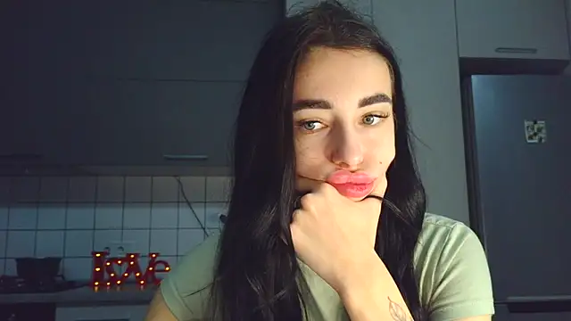 Snapshot of EvaMelnik chatting on 11/06/25, 04:19 EvaMelnik online show from 11/06/25, 04:19