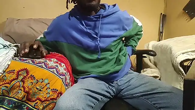 Snapshot of EYEzIAM chatting on 10/11/25, 09:02 EYEzIAM online show from 10/11/25, 09:02