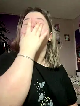 Snapshot of Kemeli008 chatting on 10/28/25, 11:14 Kemeli008 online show from 10/28/25, 11:14