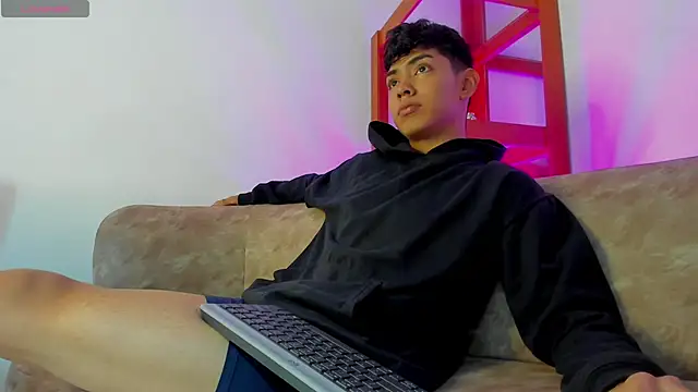 LoganTwink18 online show from 12/19/25, 01:40