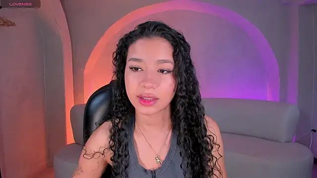 Snapshot of SophieHouston_ chatting on 10/17/25, 04:37 SophieHouston online show from 10/17/25, 04:37