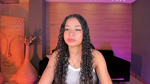 Snapshot of SophieHouston_ chatting on 10/22/25, 04:35 SophieHouston online show from 10/22/25, 04:35