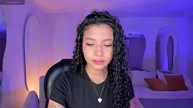 Snapshot of SophieHouston_ chatting on 10/26/25, 04:07 SophieHouston online show from 10/26/25, 04:07