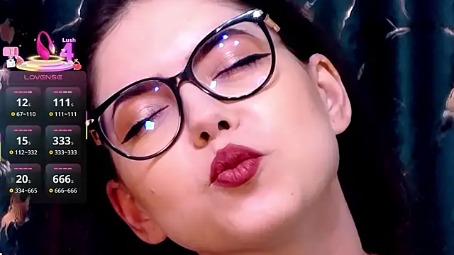 Snapshot of KaylaLewys chatting on 12/17/25, 06:36 KaylaLewys online show from 12/17/25, 06:36