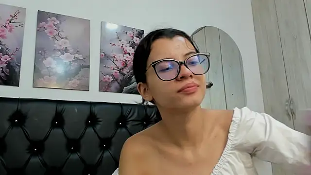 Snapshot of pinky_f00x chatting on 06/19/26, 07:28 pinky f00x online show from 06/19/26, 07:28