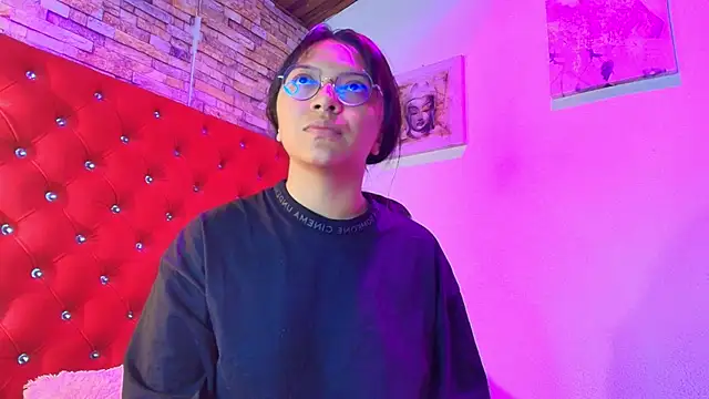 Snapshot of Victoria_Thompson1 chatting on 09/14/25, 01:32 Victoria Thompson1 online show from 09/14/25, 01:32