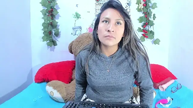 NataliaAndJulliam online show from 12/23/25, 04:54