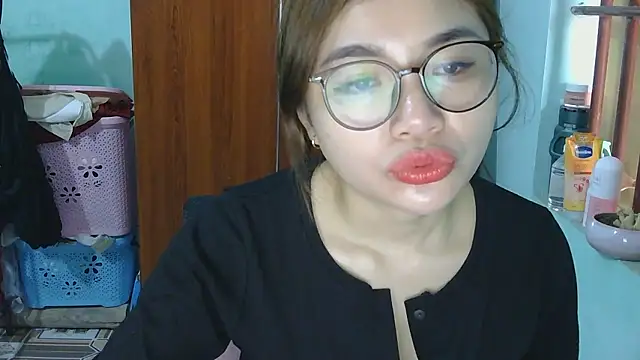 Uhem112 online show from 10/31/25, 01:17