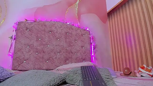 violet taylor  online show from 12/18/25, 02:28