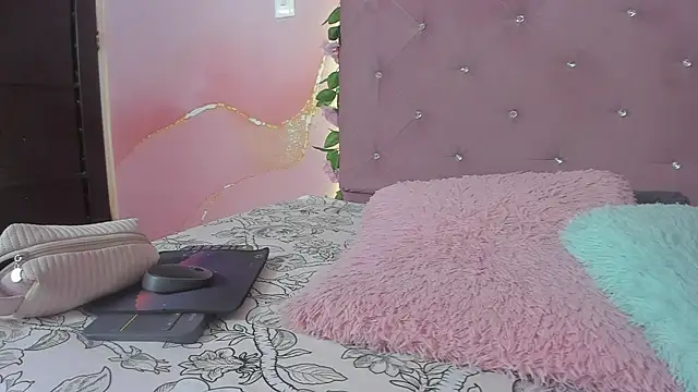 violet taylor  online show from 04/22/26, 02:14