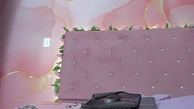 violet taylor  online show from 07/14/26, 02:16