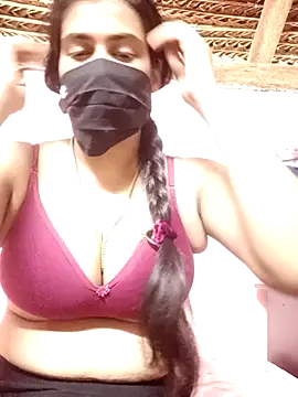 umairahaasan 1 online show from 10/25/25, 10:12