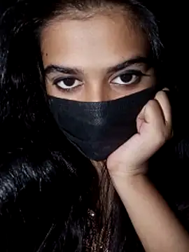 umairahaasan 1 online show from 11/18/25, 10:31