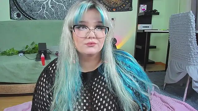 Snapshot of _CandyM1lky_ chatting on 10/20/25, 06:36 CandyM1lky online show from 10/20/25, 06:36