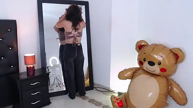 Snapshot of miascarlet_16 chatting on 12/16/25, 01:38 miascarlet 16 online show from 12/16/25, 01:38