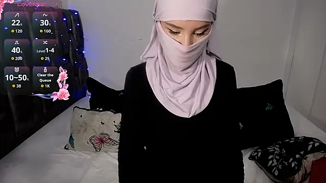   Nahia online show from 10/27/25, 01:48