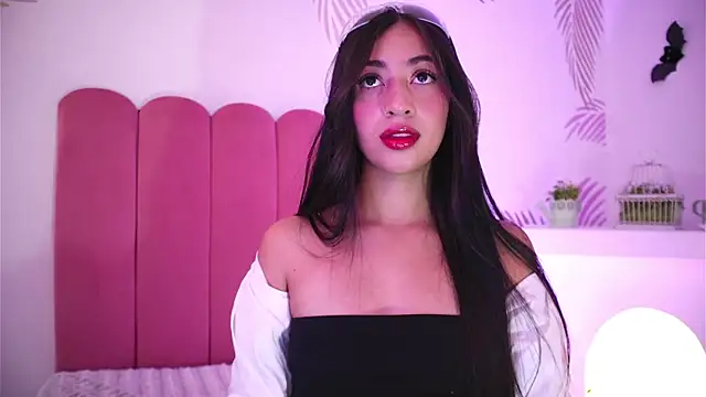 Snapshot of charlotterusso chatting on 10/10/25, 02:27 charlotterusso online show from 10/10/25, 02:27