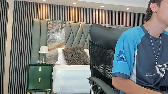 Snapshot of Michael_blue chatting on 10/01/25, 02:12 Michael blue online show from 10/01/25, 02:12