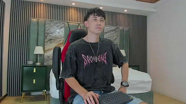 Snapshot of Michael_blue chatting on 10/09/25, 08:18 Michael blue online show from 10/09/25, 08:18