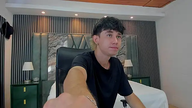 Snapshot of Michael_blue chatting on 10/24/25, 02:35 Michael blue online show from 10/24/25, 02:35