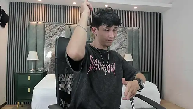 Snapshot of Michael_blue chatting on 10/30/25, 08:20 Michael blue online show from 10/30/25, 08:20