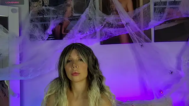 Snapshot of AlysonHuxley_ chatting on 10/25/25, 05:51 AlysonHuxley online show from 10/25/25, 05:51