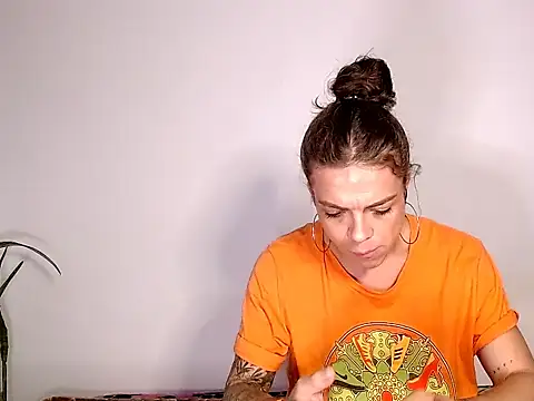 saara johnson496 online show from 09/27/25, 04:28