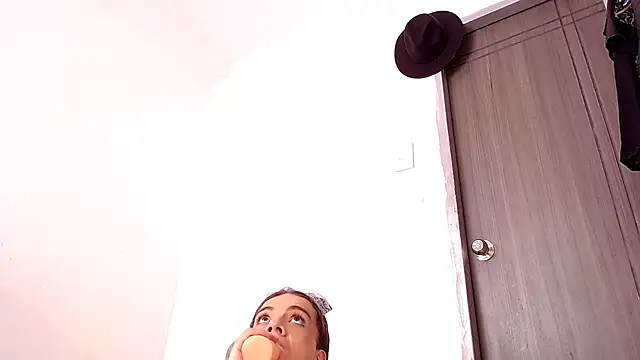 saara johnson496 online show from 11/15/25, 07:10